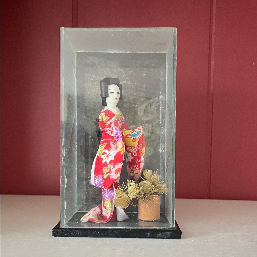 Vtg Traditional Japanese Doll in plastic Case. Red Kimono. Geisha in shadow box.